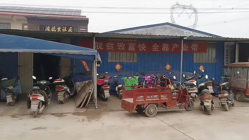 農(nóng)村代加工廠生意火爆,員工們都在趕貨,看看是做的啥產(chǎn)品