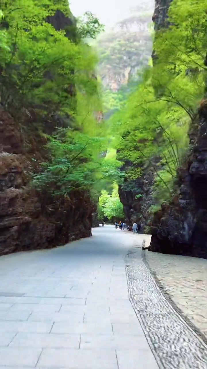 來(lái)趟野三坡吧,全程16華里4小時(shí)2800多臺(tái)階,爬完坐電瓶車(chē)瞬間釋?xiě)? class=