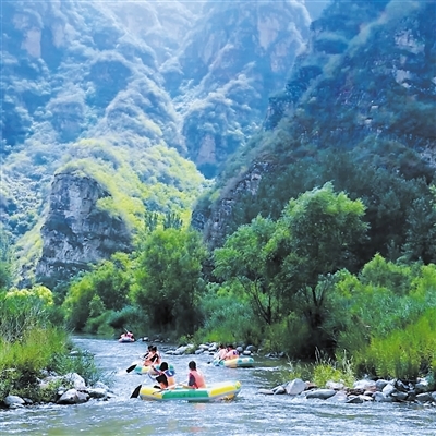 野三坡舉辦“浪花里的激情”漂流大賽